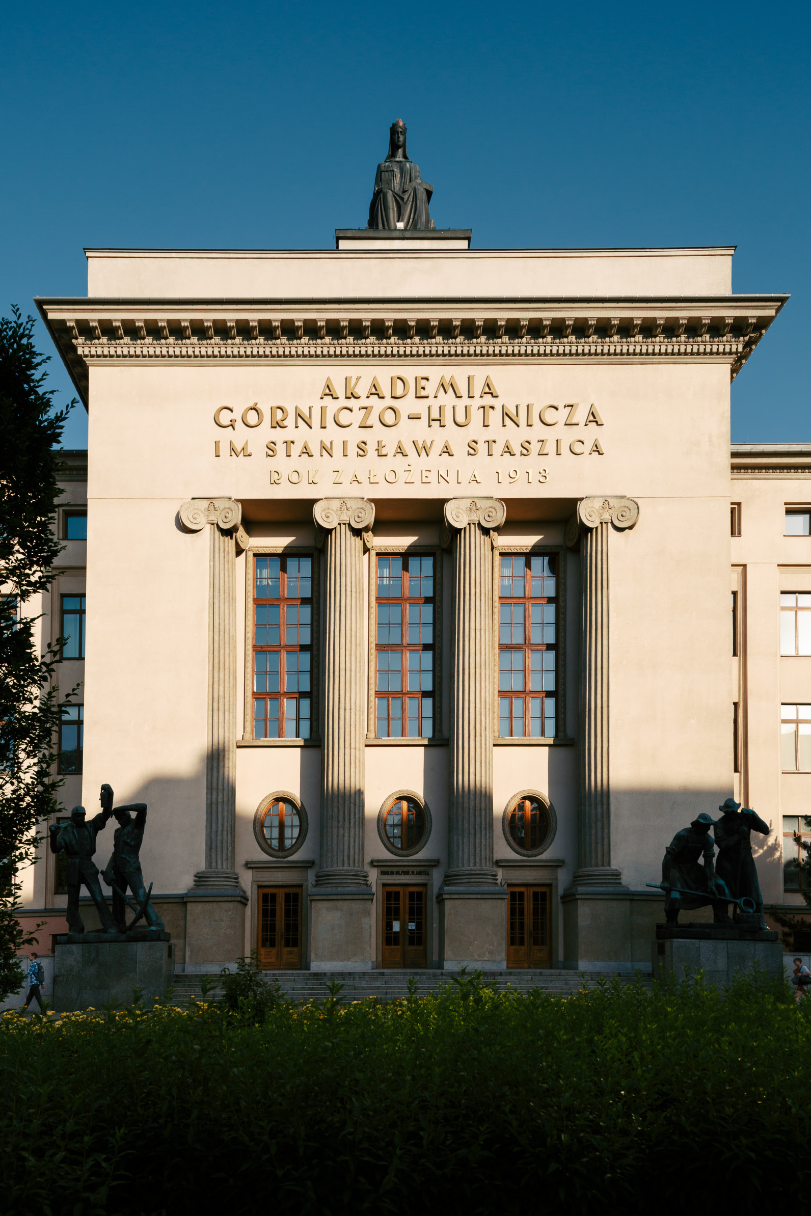 Współpraca uczelnia-przemysł: zrobotyzowane stanowisko do kucia na gorąco. Akademia Górniczo-Hutnicza w Krakowie