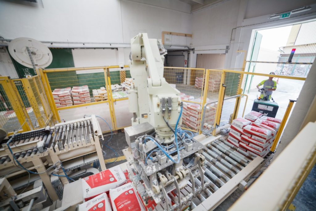Operator of a robotised station in SINIAT