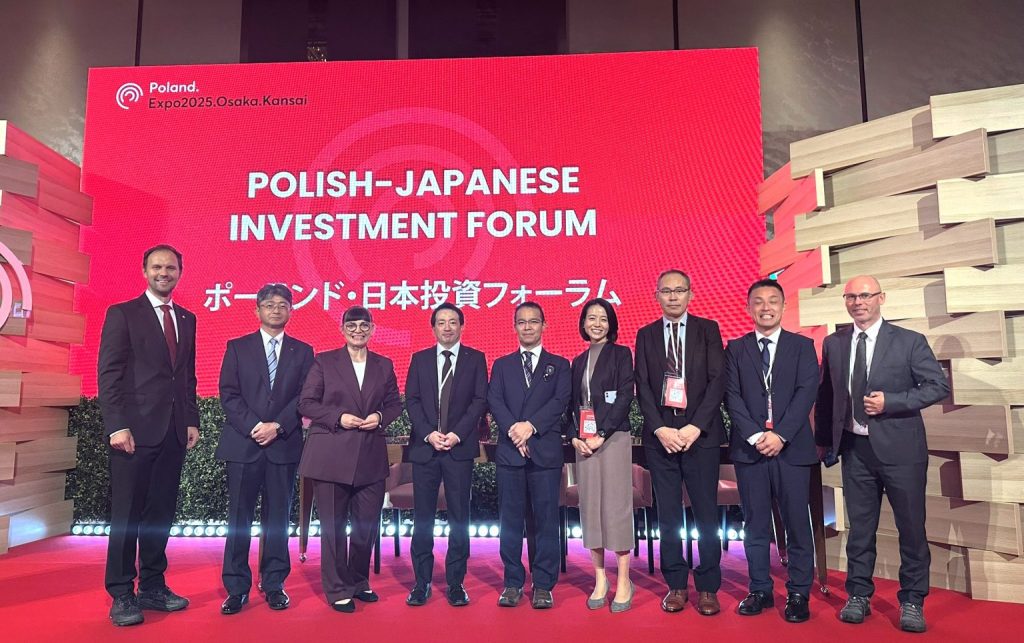 Representatives of ASTOR, Kawasaki Heavy Industries, and Kawasaki Trade Company at the ceremony in Osaka