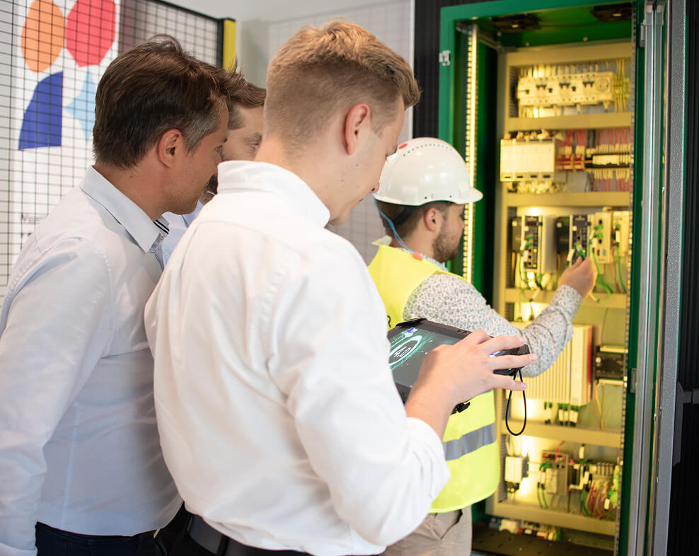 Inżynierowie ASTOR przy pracy - wsparcie dla automatyków i producentów maszyn