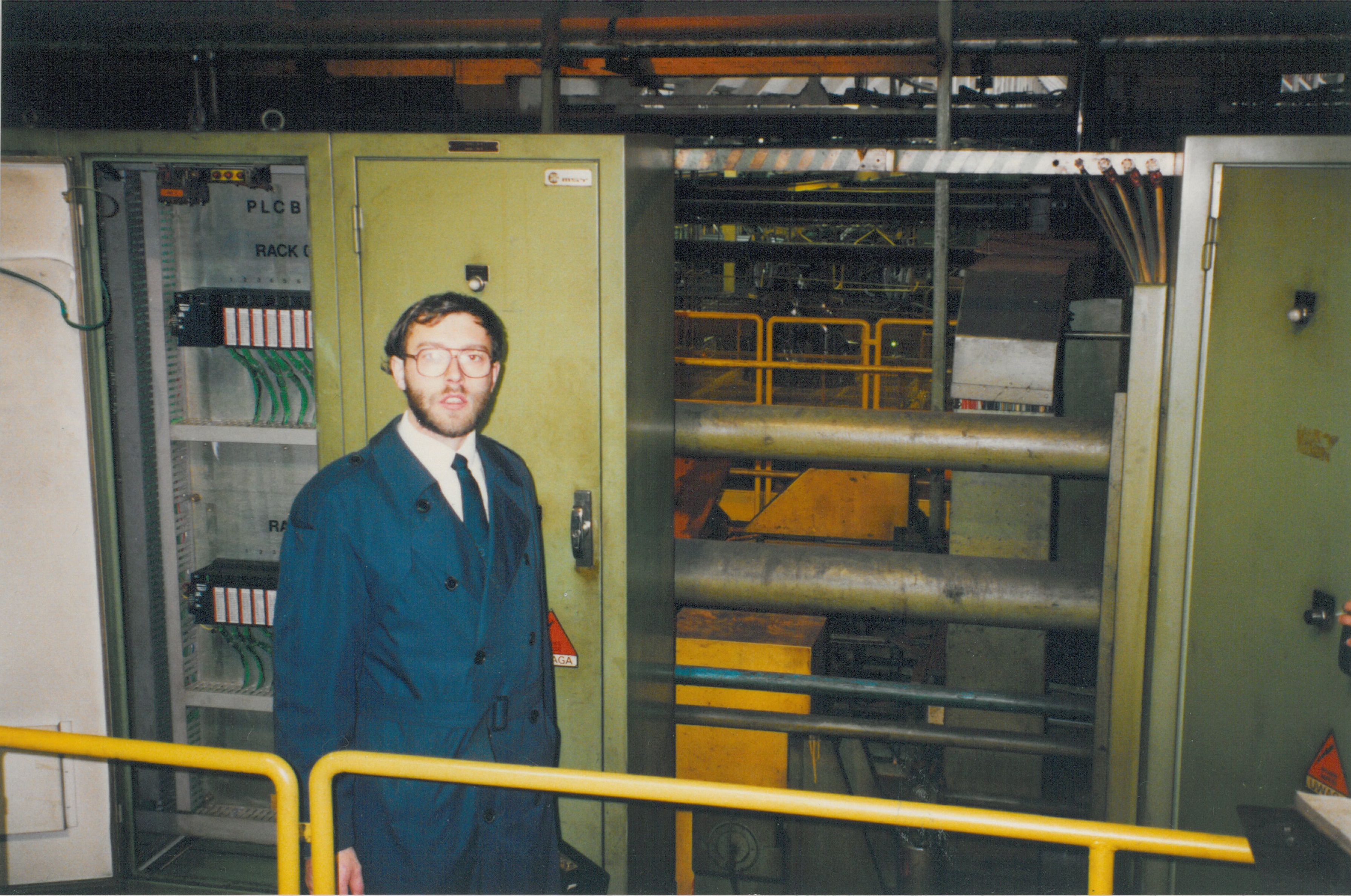 1996 rok. Stefan Życzkowski podczas wizyty w warszawskiej FSO przy linii zgrzewania nadwozia Poloneza
