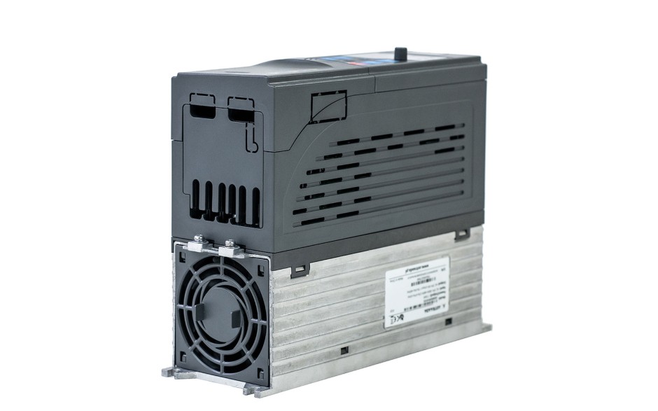  Falownik 5.5 kW trójfazowy do wentylatora i pompy, filtr kategorii C2, panel LED  3
