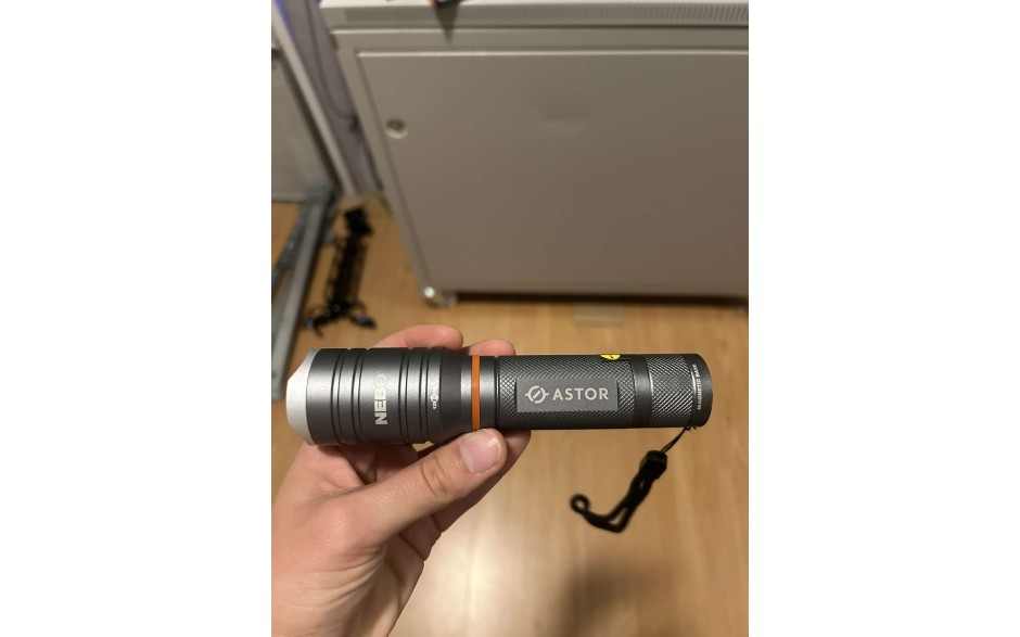 Latarka Nebo 300 lumenów z logo ASTOR