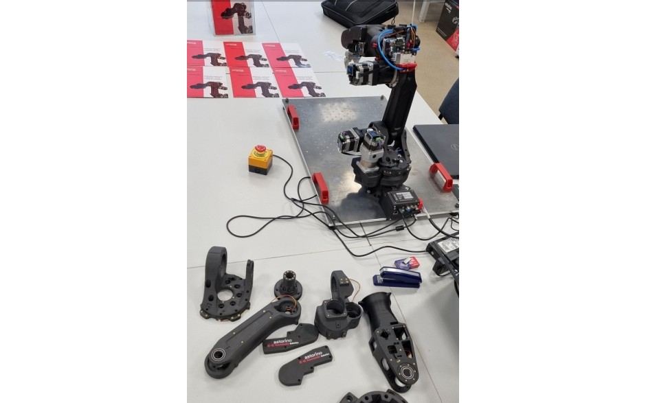 Robot edukacyjny Astorino do nauki programowania, oparty o druk 3D, w wersji podstawowej, złożony 8