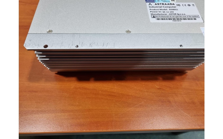 Komputer przemysłowy typu BOX, Intel i5-7400, 8GB RAM, SATA SSD 256 GB, WIN10-PRO/64/ENG, 1x PCIe, 4x RS232, 2x RS232/485, 4x USB 2.0, 4x USB 3.0, 2x LAN, DVI, VGA, HDMI, zasilanie 12-24VDC z zasilaczem biurkowym w zestawie 5