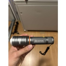 Latarka Nebo 300 lumenów z logo ASTOR